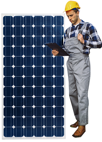 Technicien en casque de chantier examinant un panneau solaire, illustrant l’installation photovoltaïque et les économies d’énergie.