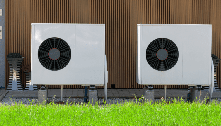 Deux pompes à chaleur installées devant une maison moderne, idéales pour réduire la consommation d'énergie.